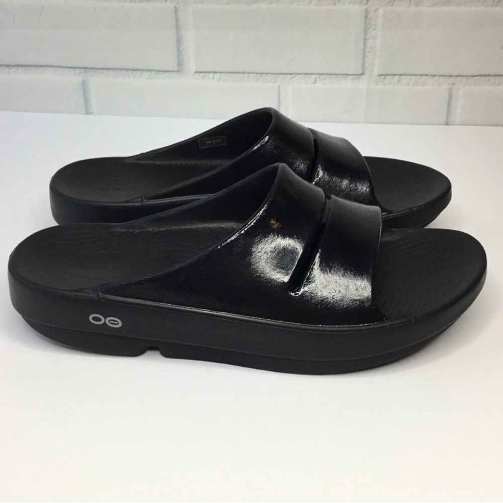 OOFOS OOahh Luxe slides in Black